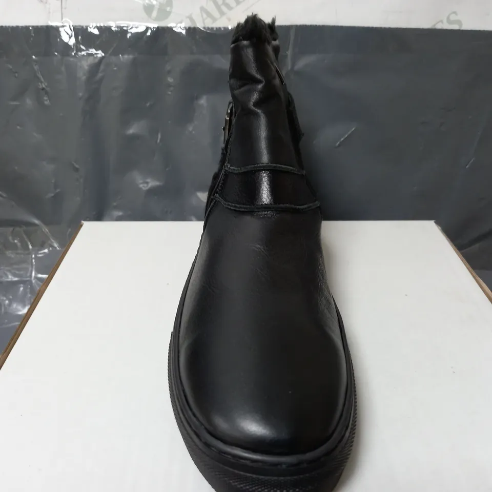 ADESSO HEATHER LEATHER TRAINERS IN BLACK - SIZE 6