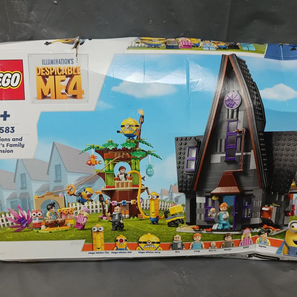 BOXED ILLUMINATIONS DESPICABLE ME 4 MINIONS AND GRU'S FAMILY MANSION