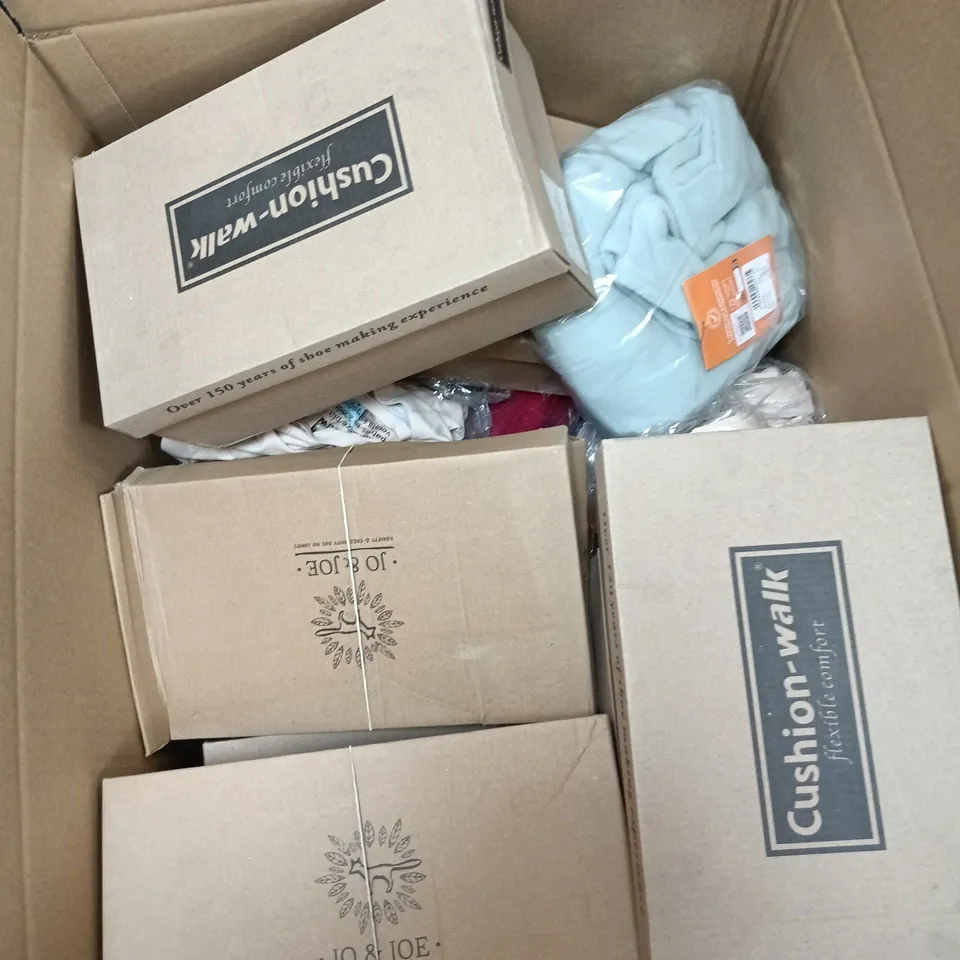 BOX OF APPROXIMATELY 15 ASSORTED ITEMS TO INCLUDE REGATTA, SHOE TREE FOOTWEAR ETC