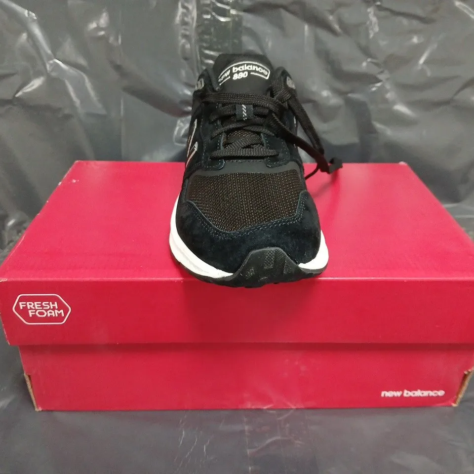 BOXED PAIR OF NEW BALANCE 880 TRAINERS IN BLACK SIZE UK 7.5