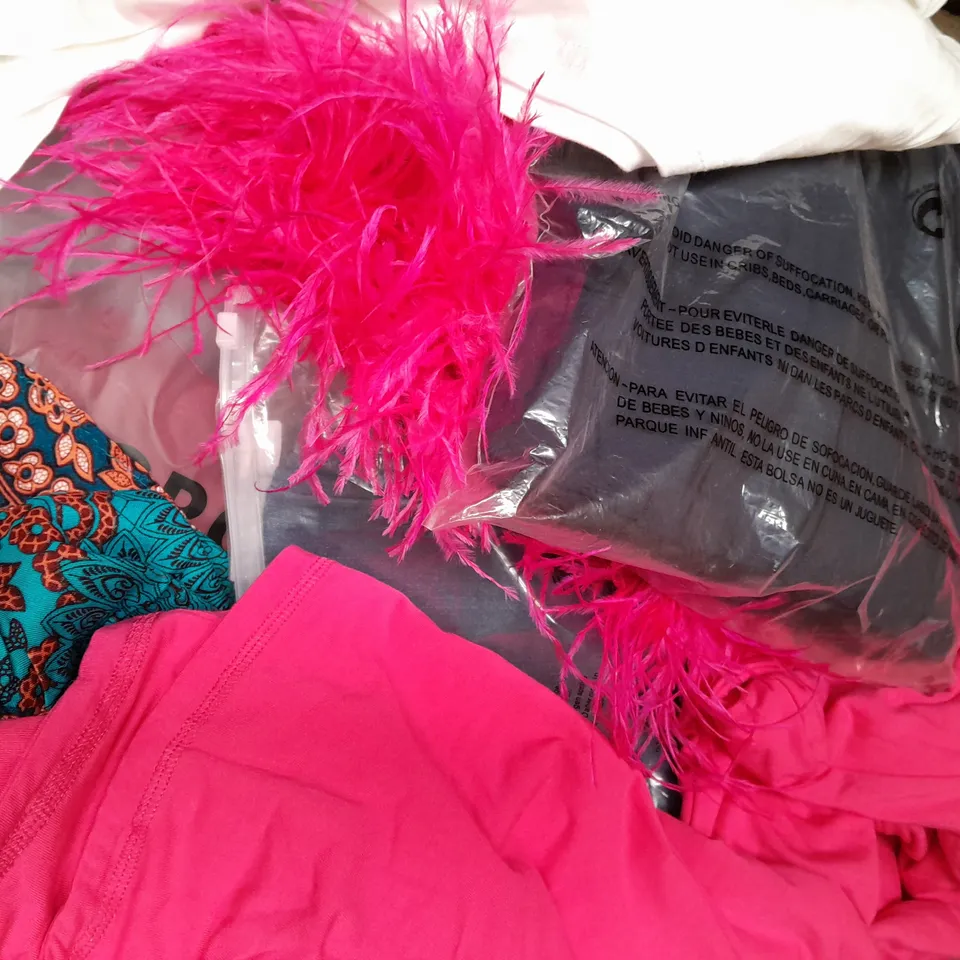BOX OF APPROXIMATELY 20 ASSORTED CLOTHING AND FASHION ITEMS IN VARIOUS STYLES, SIZES, AND COLOURS - COLLECTION ONLY