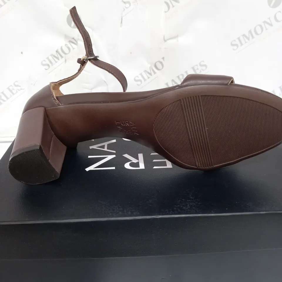 BOXED PAIR OF ALIZER NATURE SIZE 7 TAN SANDAL 