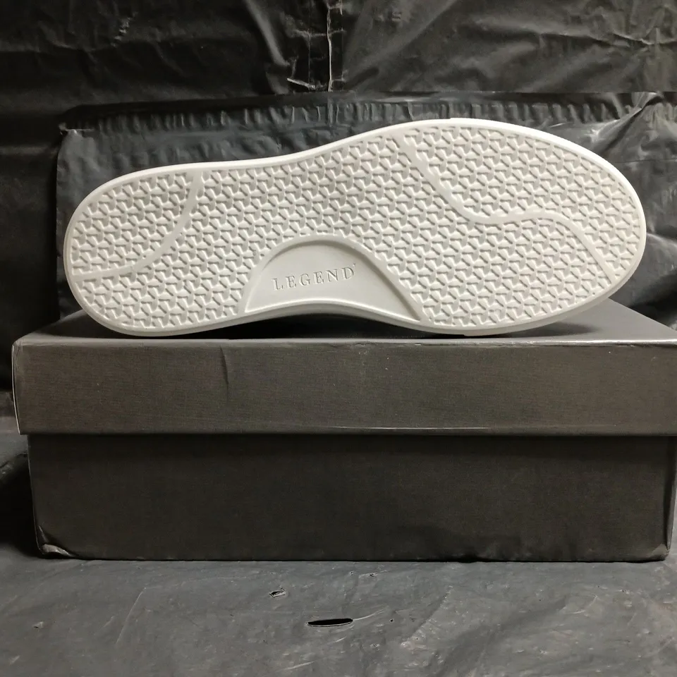 BOXED PAIR OF LEGEND SHOES IN WHITE SIZE UK 10