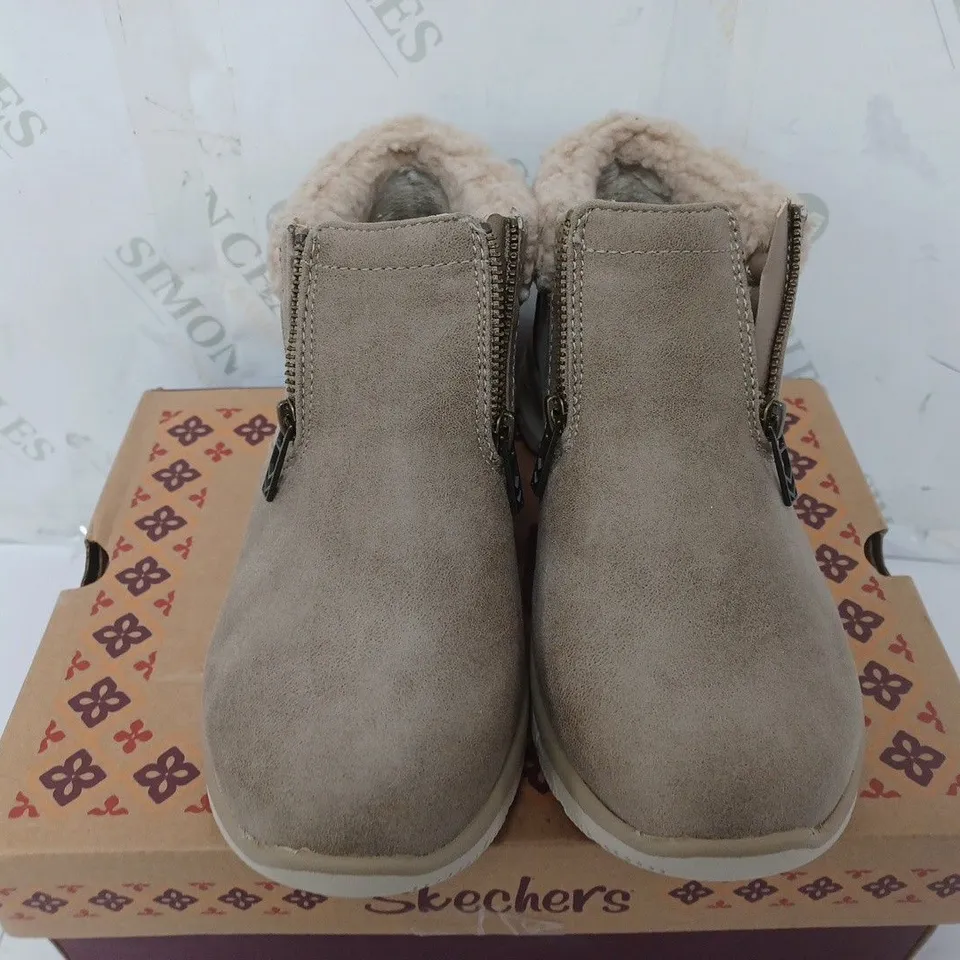 SKETCHERS EASY GOING BOOT IN TAUPE - SIZE 4