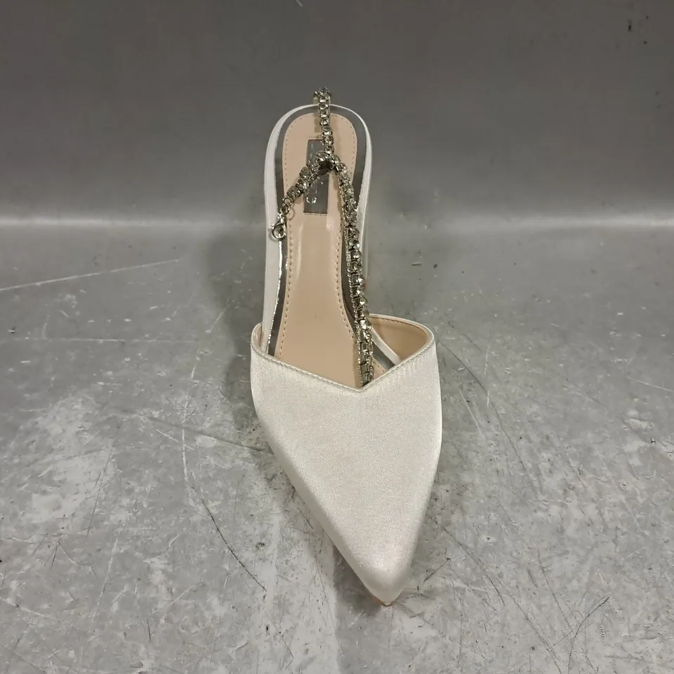 BOXED PAIR OF BE MINE BRIDAL FRANKIE EMBELLISHED HEELED POINTED TOE SHOES IN IVORY SATIN SIZE 6