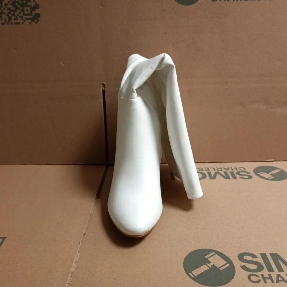 BOXED PAIR OF AJVANI COLLECTION KNEE-HIGH BLOCK HEEL BOOTS IN WHITE SIZE EU 38
