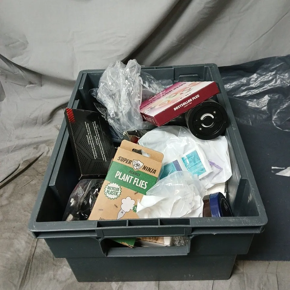 APPROXIMATELY 20 ASSORTED ITEMS TO INCLUDE GRINDER, WATER BOTTLE, FLY TRAPS, LEATHER RESTORER ETC