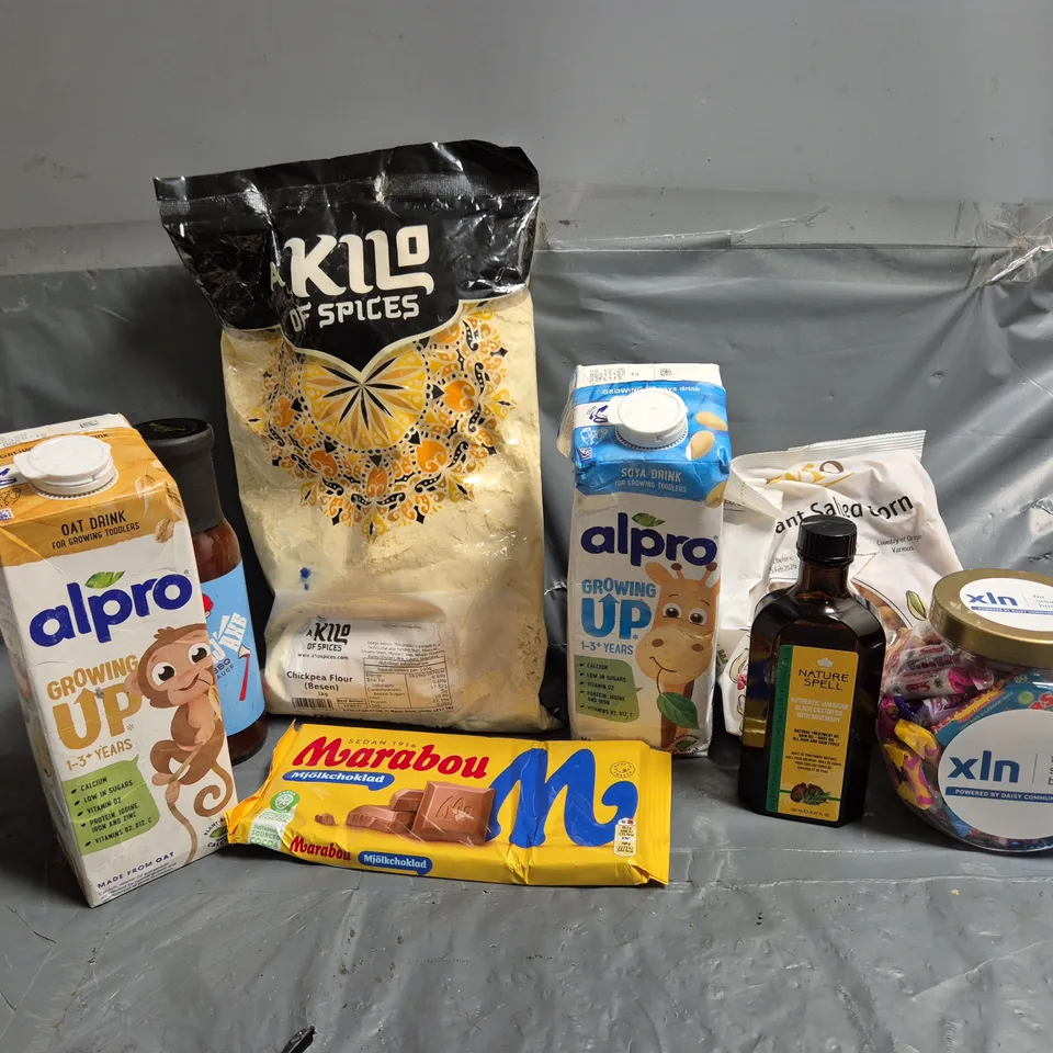 APPROXIMATELY 8 ASSORTED FOOD & DRINK ITEMS TO INCLUDE GIANT SALTED CORN, NATURE SPELL CASTOR OIL, JUMBERJAXE BACKYARD BBQ SAUCE, ETC - COLLECTION ONLY