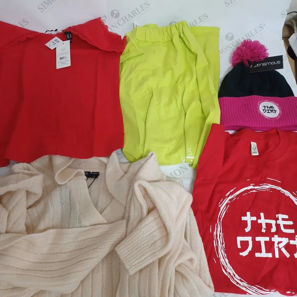 BOX OF APPROXIMATELY 30 ASSORTED CLOTHING ITEMS TO INCUDE - HAT , T-SHIRT , SKIRT ETC