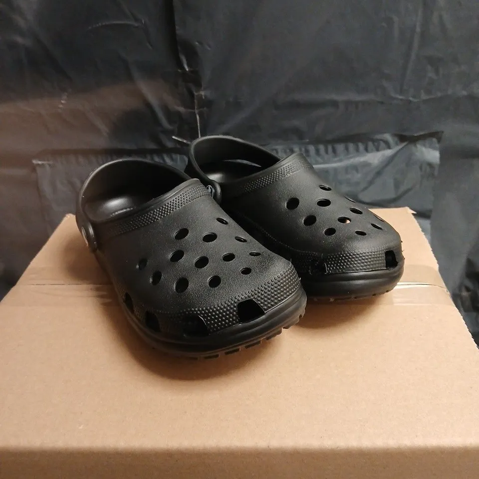 CROCS CLASSIC BLACK CLOG SIZE J 2