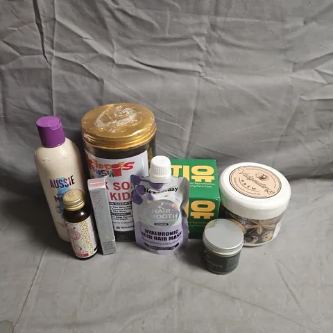 APPROXIMATEY 20 ASSORTED HEALTH AND BEAUTY PRODUCTS TO INCLUDE - SLOW SUNDAY HAIR SMOOTH MASK - WONDERSKIN LIP STAIN IN WHIMSICAL - AUSSIE SHAMPOO - ETC