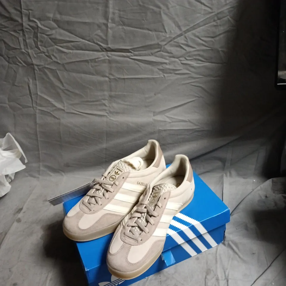 ADIDAS GAZELLE INDOOR W WOMEN'S SNEAKERS – UK 7 1/2 (US 9), BEIGE/ GUM