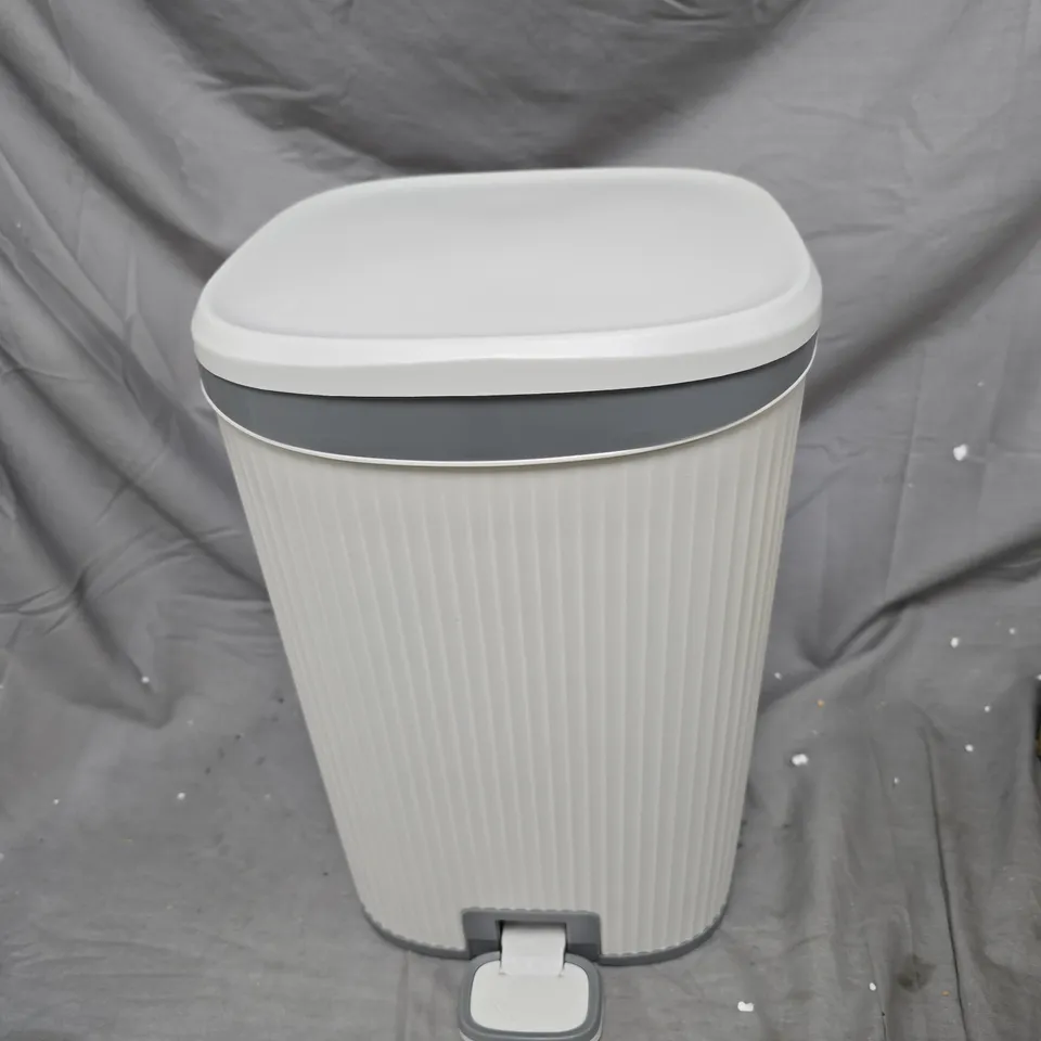 JOB LOT OF APPROXIMATELY 15 ASSORTED ITEMS TO INCLUDE: SMALL PEDAL BIN AND DISH DRYING RACK