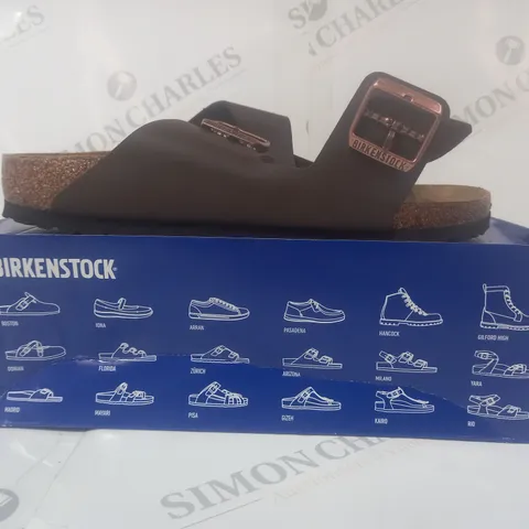 BOXED PAIR OF BIRKENSTOCK ARIZONA BS OPEN TOE SANDALS IN DARK BROWN UK SIZE 9