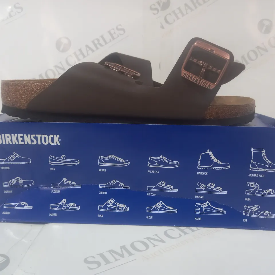 BOXED PAIR OF BIRKENSTOCK ARIZONA BS OPEN TOE SANDALS IN DARK BROWN UK SIZE 9