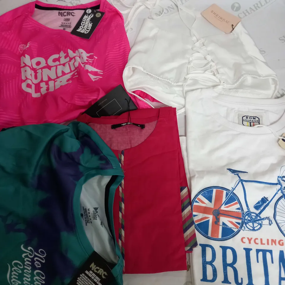 BOX OF APPROXIMATELY 25 ASSORTED CLOTHING ITEMS TO INCUDE - T-SHIRTS , TOPS , DRESS ETC