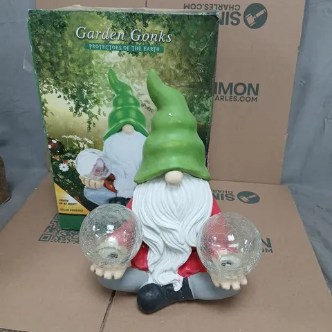 GARDEN GNOME STATUE WITH CRACKLE-GLASS SPHERES – SOLAR-POWERED ORNAMENT (BOXED)