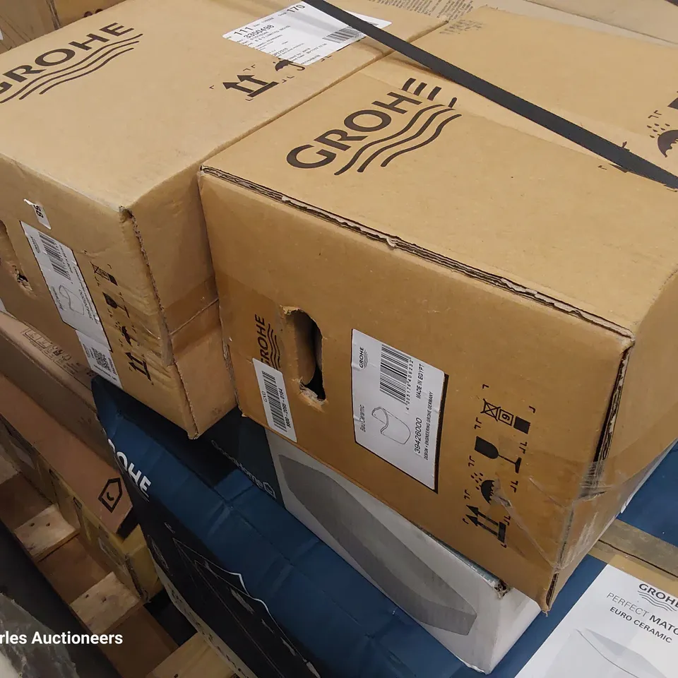 PALLET OF ASSORTED BOXED BATHROOM FITTINGS INCLUDING BASINS, GROHE HALF PEDESTALS, GROHE CERAMIC WC, 