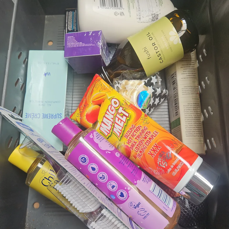 APPROXIMATEY 20 HEALTH AND BEAUTY PRODUCTS TO INCLUDE - L'OREAL ELVIVE GLYCOLIC GLOSS SHAMPOO & CONDITIONER - WILKINSON SWORD BLADE PACK - CETAPHIL SPF 50 CREAM - ETC