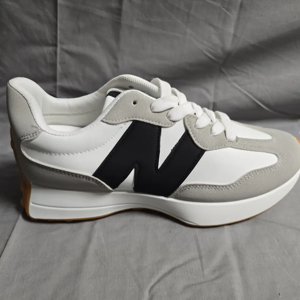 BOXED PAIR OF NEW BALANCE TRAINERS - UK SIZE 40