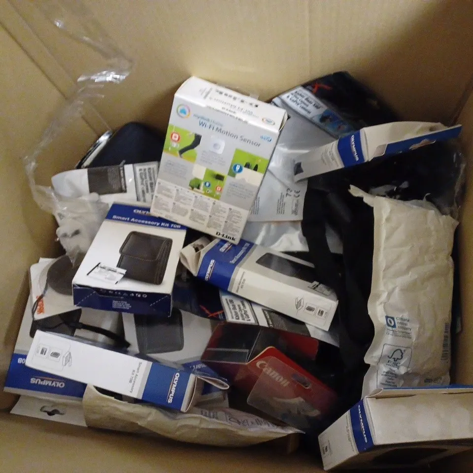 APPROXIMATELY 20 ASSORTED ITEMS TO INCLUDE OLYMPUS SMART ACCESSORY KIT 70B, LOWEPRO PORTLAND 20 BAG, TP-LINK N500, ETC