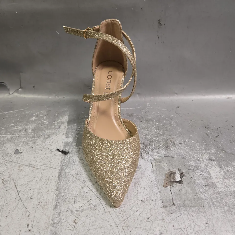 BOXED PAIR OF COAST POINTED TOE BLOCK HEEL SANDALS IN METALLIC GOLD GLITTER SIZE 4