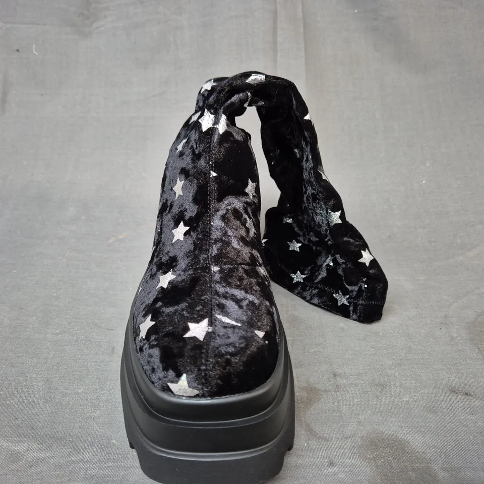 BOXED PAIR OF KOI CELESTIAL DUSK TRIDENT VELVET LONG BOOTS IN NIGHT SKY UK SIZE 6