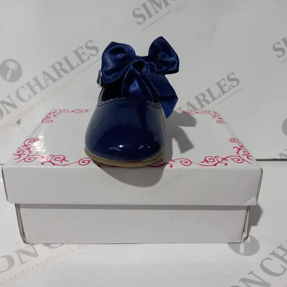 BOXED PAIR OF MELIA INFANT SHOES IN NAVY W. BOW DETAIL SIZE 5