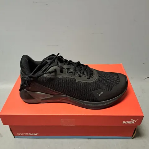 BOXED PAIR OF PUMA DISPERSE TECH TRAINERS IN BLACK SIZE 7