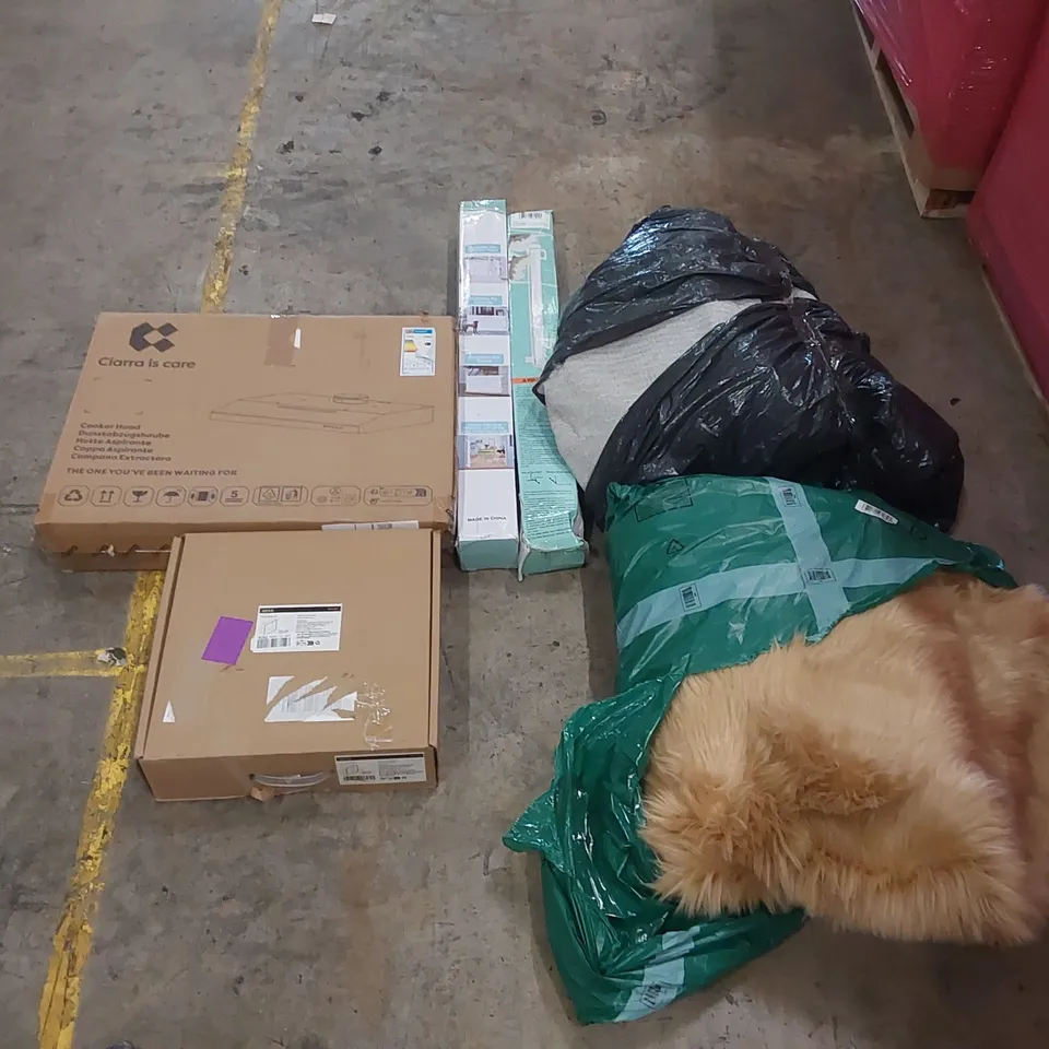 PALLET OF ASSORTED ITEMS INCLUDING: COOKER HOOD, RETRACTABLE SAFETY GATES, RUGS, WALL RICHE ECT