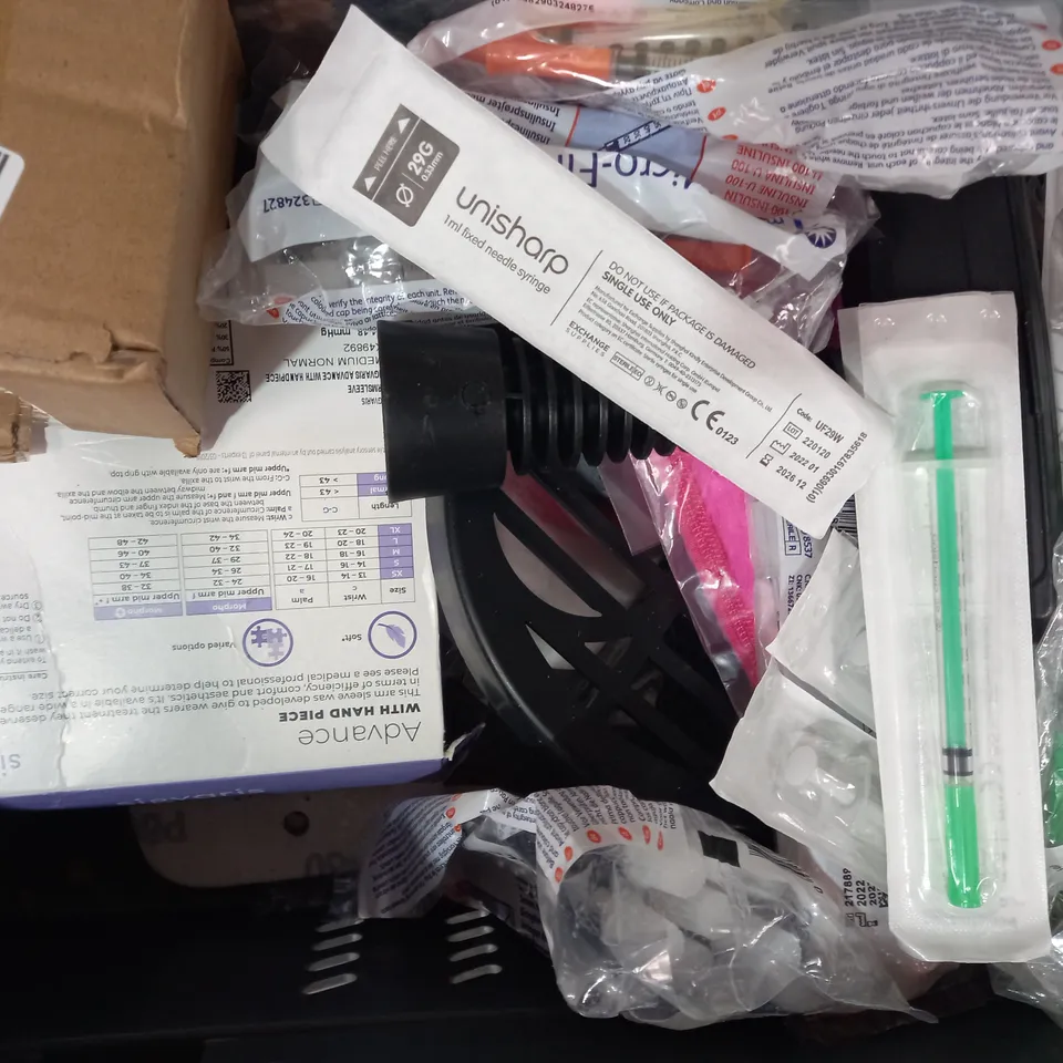 LOT OF APPROXIMATELY 15 ASSORTED HOUSEHOLD ITEMS TO INCLUDE BURGA RING HOLDER, WINMAU BLADE 6 DART CASE, SONY PORTABLE MINIDISC RECORDER MZ-G750, ETC