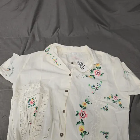 URBAN OUTFITTERS EMILY EMBROIDERY TOP - L