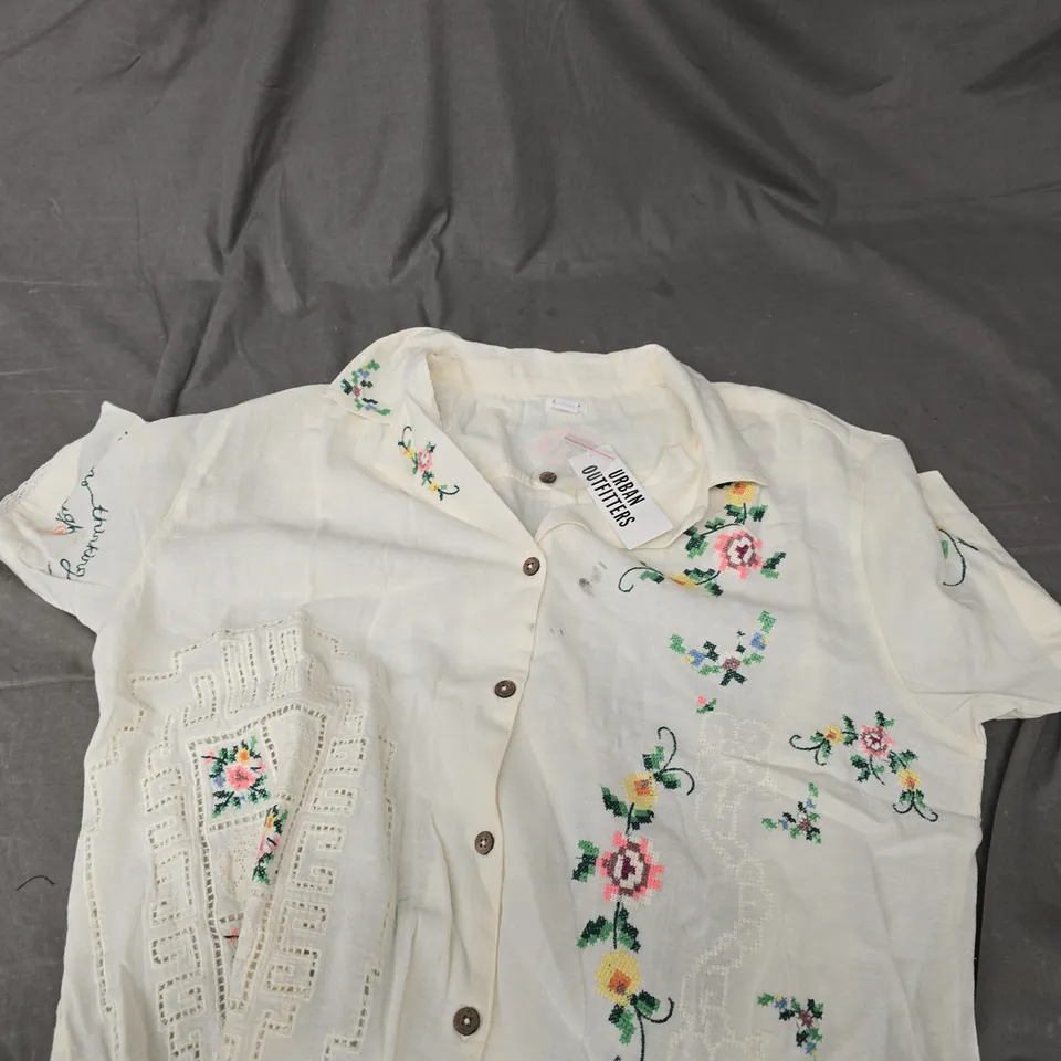 URBAN OUTFITTERS EMILY EMBROIDERY TOP - L