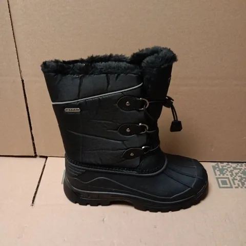 UNBOXED PAIR OF MOUNTAIN WAREHOUSE WHISTLER KIDS ADAPTIVE FLEECE LINED SNOW BOOTS IN BLACK - UK 2