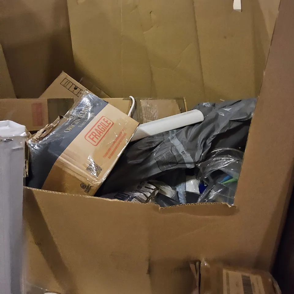 1PALLET OF ASSORTED ITEMS TO INCLUDE, ROLLER BLINDS, MEMORY FOAM CUSHION, ADULT PADS, CHRISTMAS TREE, PLANT SUPPORTS, CHAIR MAT.
