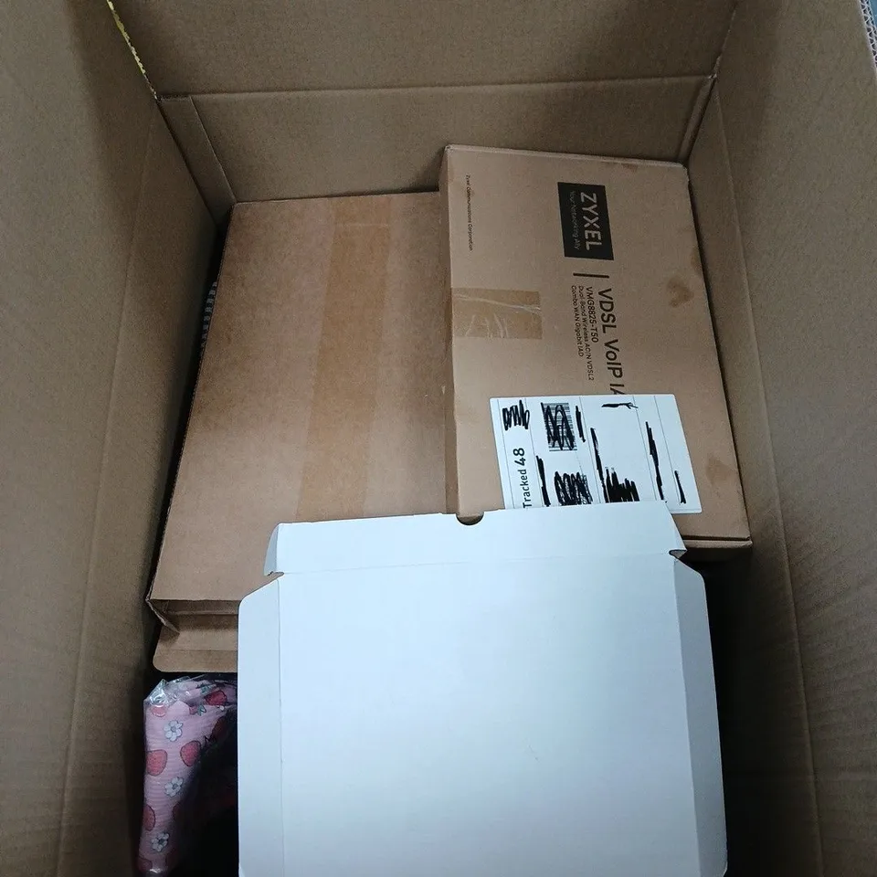 BOX OF APPROXIMATELY 20 ASSORTED HOUSEHOLD ITEMS TO INCLUDE CHRISTMAS TEA TOWEL, TRAVEL BOTTLE SET, DOG HARNESS, MINI FOAM ROLLER SET ETC