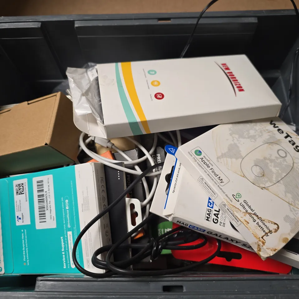 APPROXIMATELY 15 ASSORTED MOBILE PHONE ACCESSORIES TO INCLUDE POWER BANKS, CASES AND CHARGE CABLES