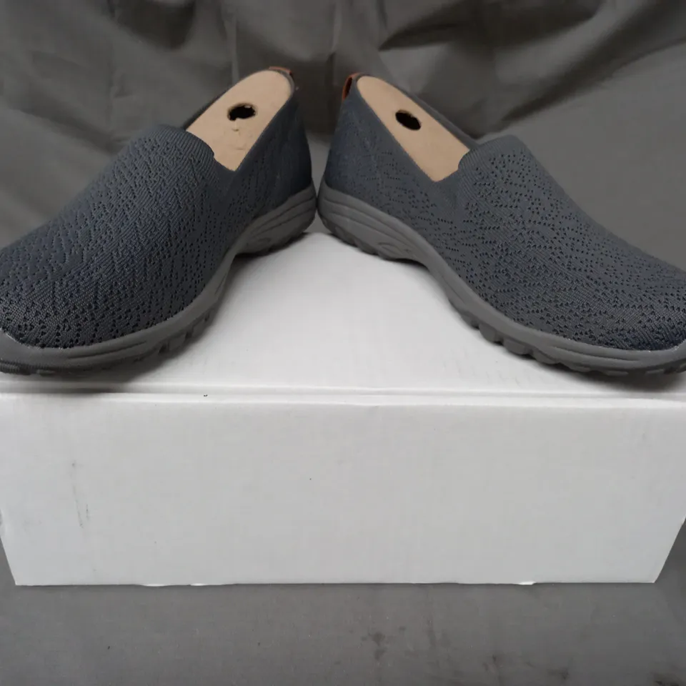 BOXED PAIR OF SKECHERS TRAINERS IN CHARCOAL SIZE 6