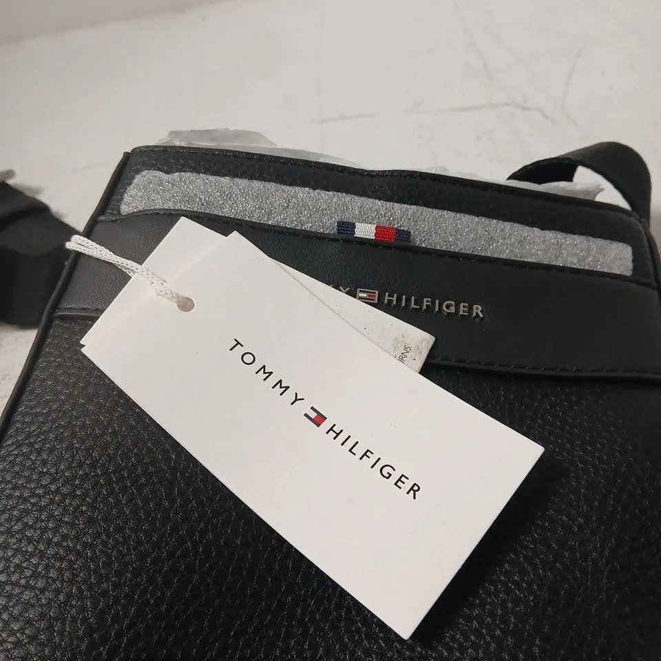TOMMY HILFIGER BLACK LEATHER CROSSBODY BAG