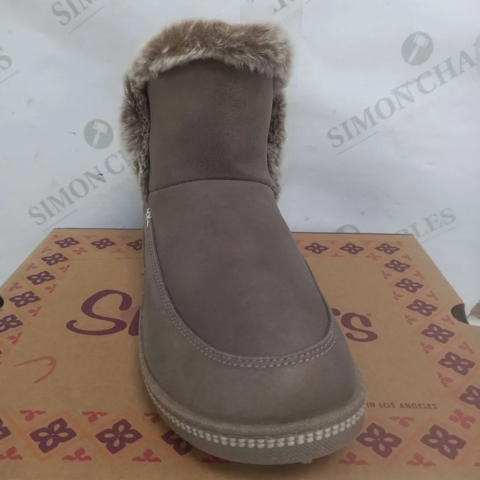 BOXED PAIR OF SKECHERS COZY SLIPPER BOOTS IN TAUPE SIZE 3.5
