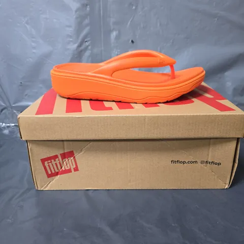 FITFLOP THONG SANDALS - ORANGE - SIZE 4