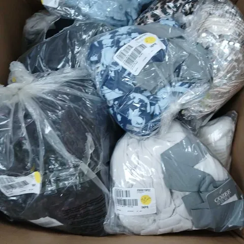 BOX CONTAINING A MIX OF APPROXIMATELY 25 ASSORTED CLOTHING ITEMS