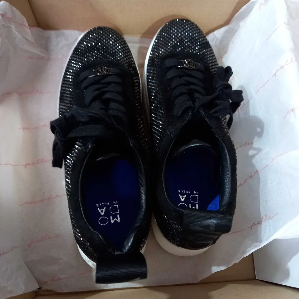 MODA DESIGNER STYLE BLACK TRAINERS 