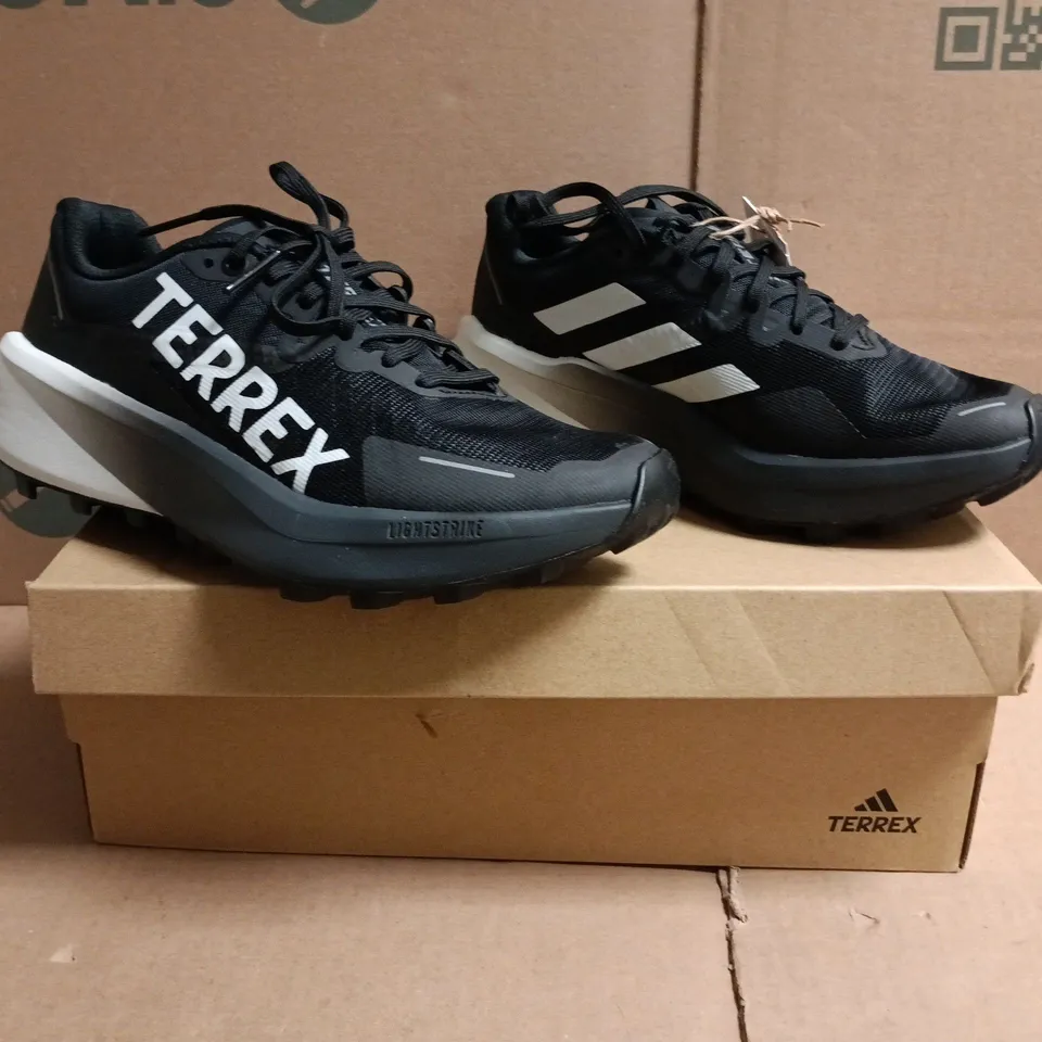 BOXED PAIR OF ADIDAS TERREX AGRAVIC 3 TRAINERS IN BLACK/WHITE SIZE UK 4