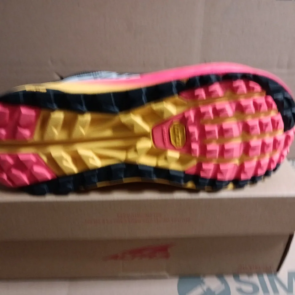 BOXED PAIR OF ALTRA OLYMPUS 6 SHOES - UK SIZE 9