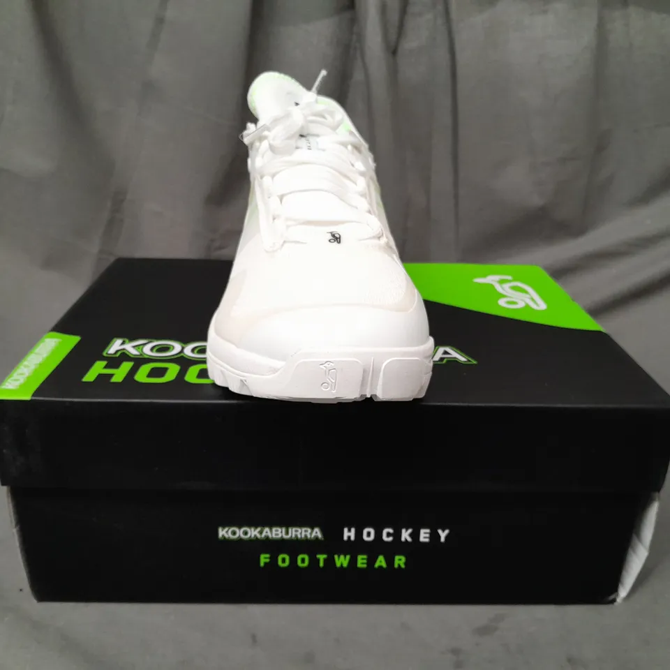 BOXED PAIR OF KOOKABURRA HOCKEY SPIRIT SHOES IN WHITE/GREEN UK SIZE 10