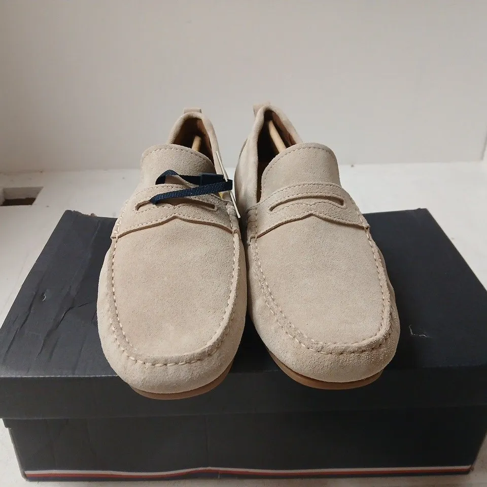 BOXED PAIR OF TOMMY HILFIGER SUEDE DRIVER SHOES – BEIGE, UK 9.5