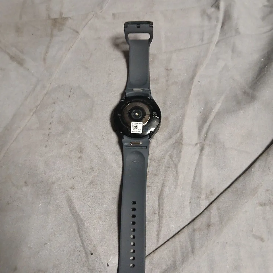 SMARTWATCH WITH GREY SILICONE STRAP – ROUND FACE