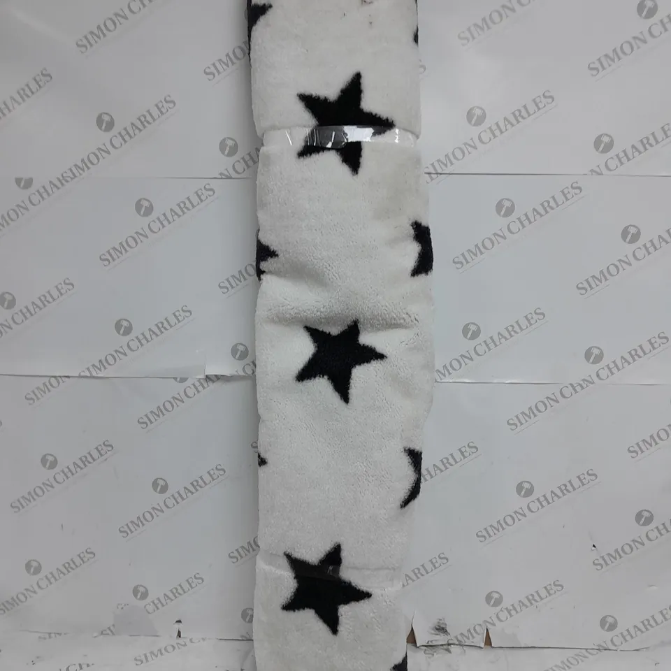 STAR PATTERN RUG - WHITE AND BLACK 
