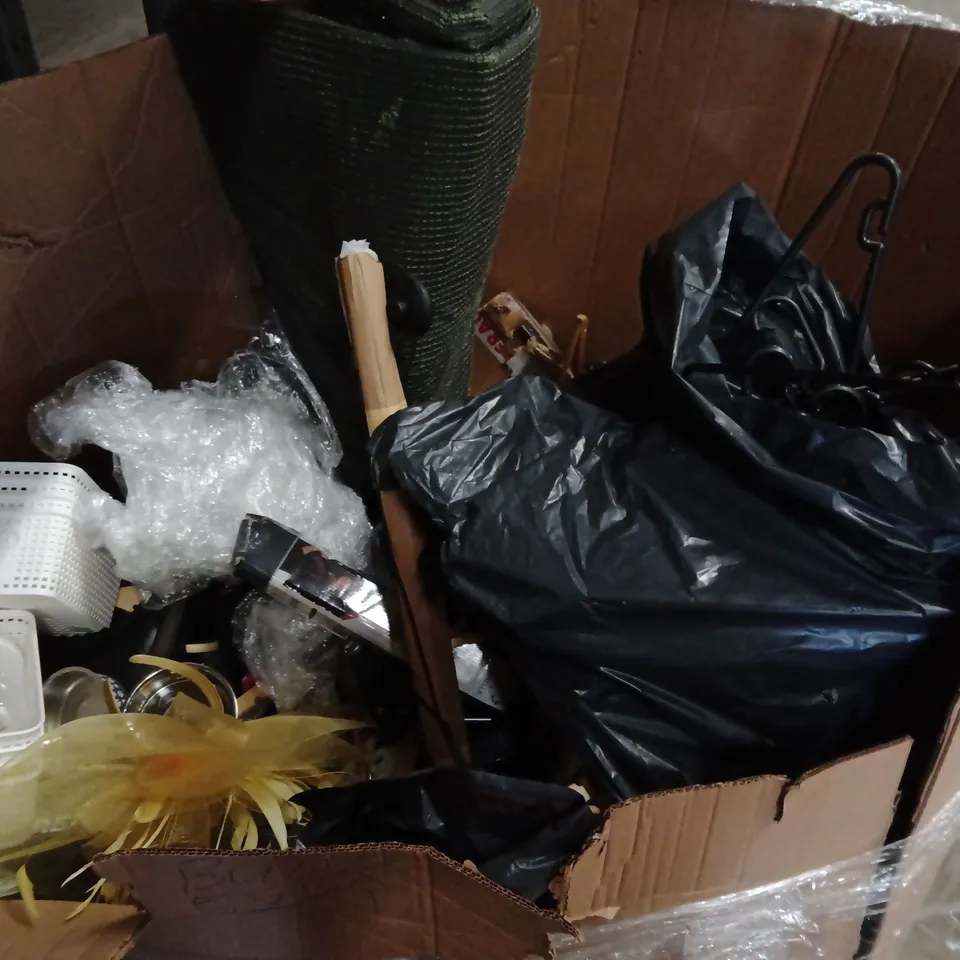 PALLET OF ASSORTED ITEMS TO INCLUDE;TRASH CAN, STORAGE BASKETS,COAT HANGERS,SHOES DOG BOWL, HALLOWEEN DECORATIONS